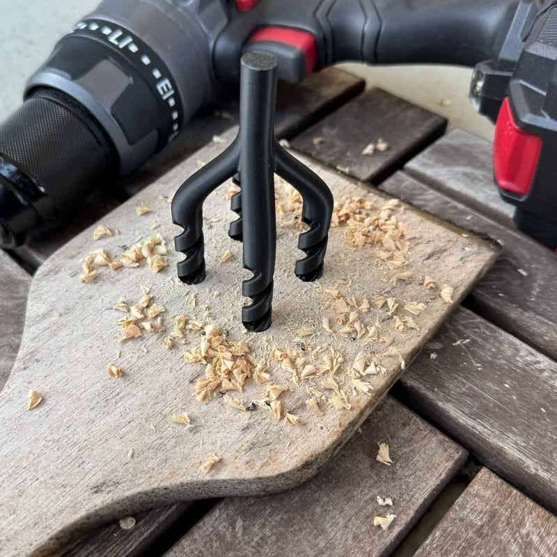 Woodworking Jokes - プラスチック製の四つ穴ドリルビットおもちゃ。電動ドリルで木を穴あけするような見せかけの道具。ジョークグッズ、パーティーのいたずらグッズ、装飾用具として。